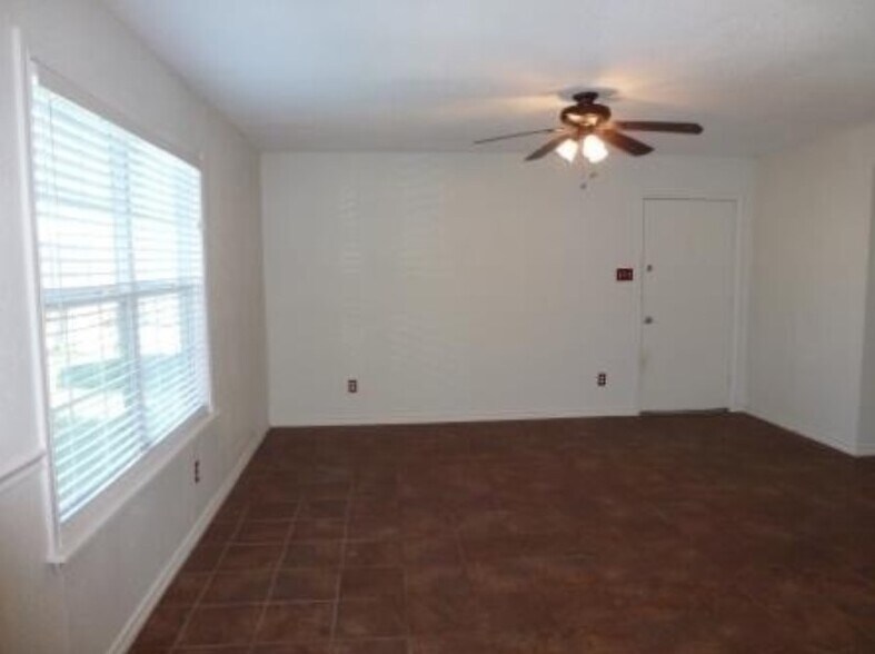 More Photos Of 803-805 Oran Cir, Bryan Apartments For Sale