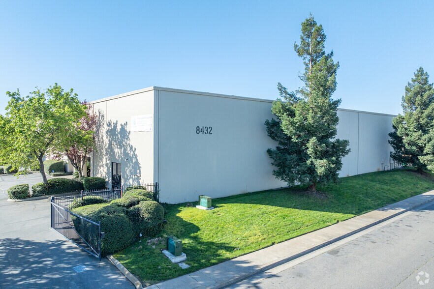 More Photos Of 8432 Rovana Cir, Sacramento Warehouse For Lease