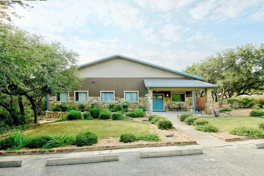 More Photos Of 21201 Kathy Ln, Spicewood Loft Creative Space For Sale