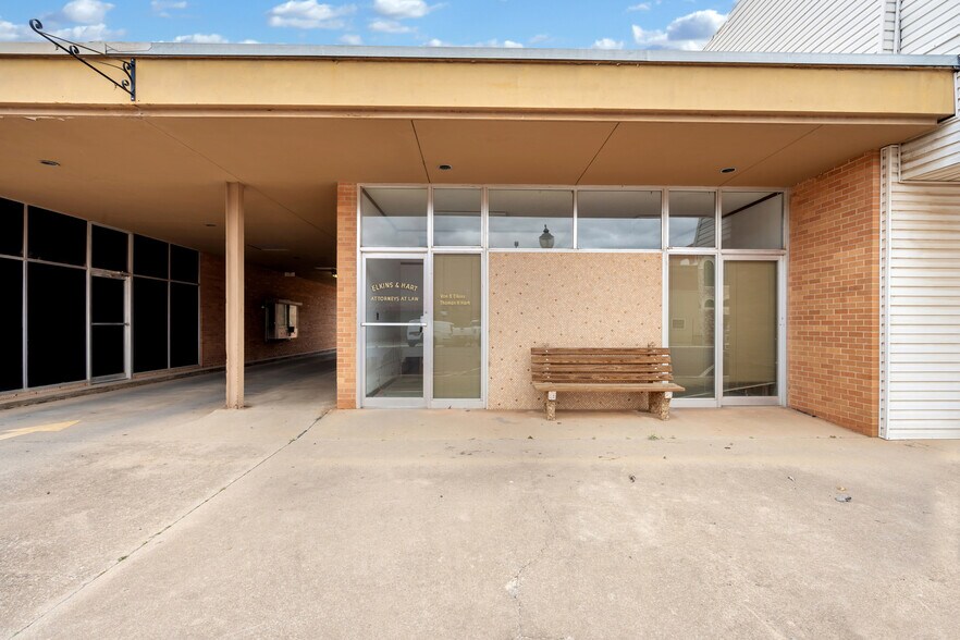 More Photos Of 308-310 S Main St, Lindsay Office For Sale