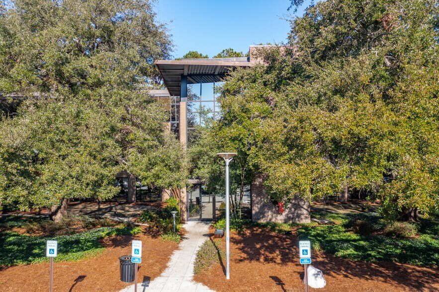 More Photos Of 710 Johnnie Dodds Blvd, Mount Pleasant Medical For Lease