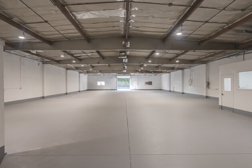More Photos Of 19340 Londelius St, Northridge Warehouse For Sale