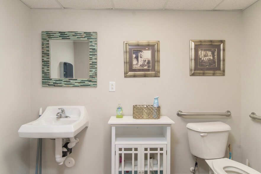 More Photos Of 3844 Clemmons Rd, Clemmons Medical For Lease