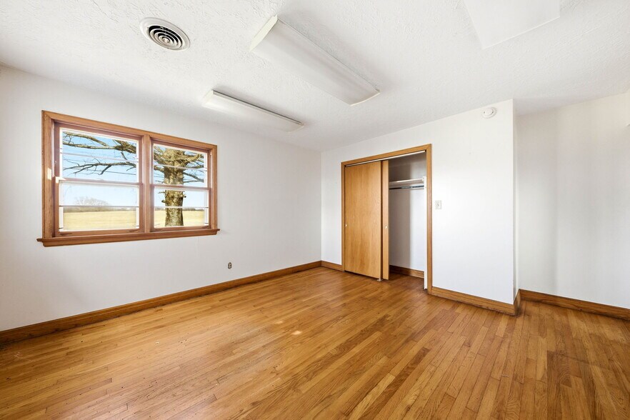 More Photos Of 803 E Broadway Blvd, Jefferson City Warehouse For Sale