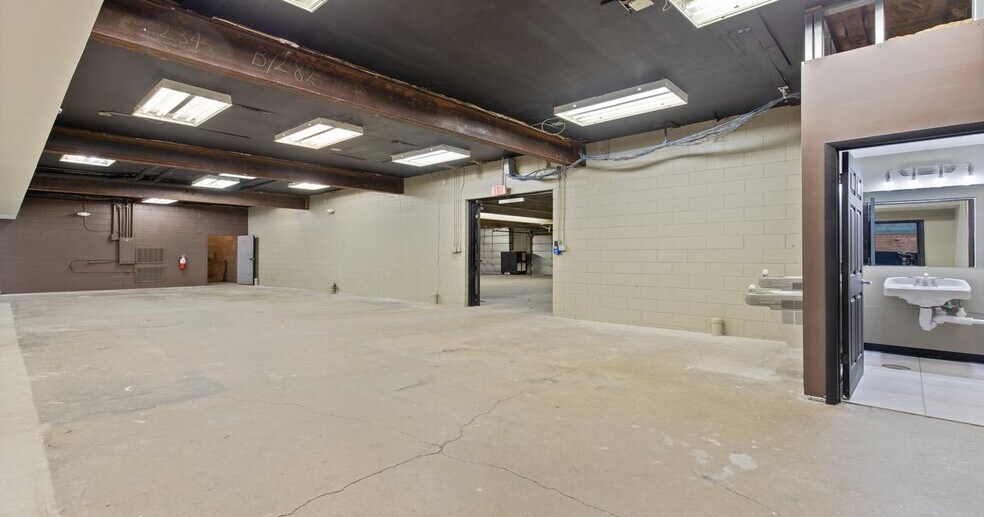 More Photos Of 200 N 13th St, Bay City Warehouse For Lease