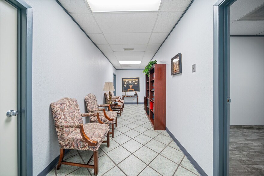 More Photos Of 201 W Poplar St, San Antonio Medical For Sale