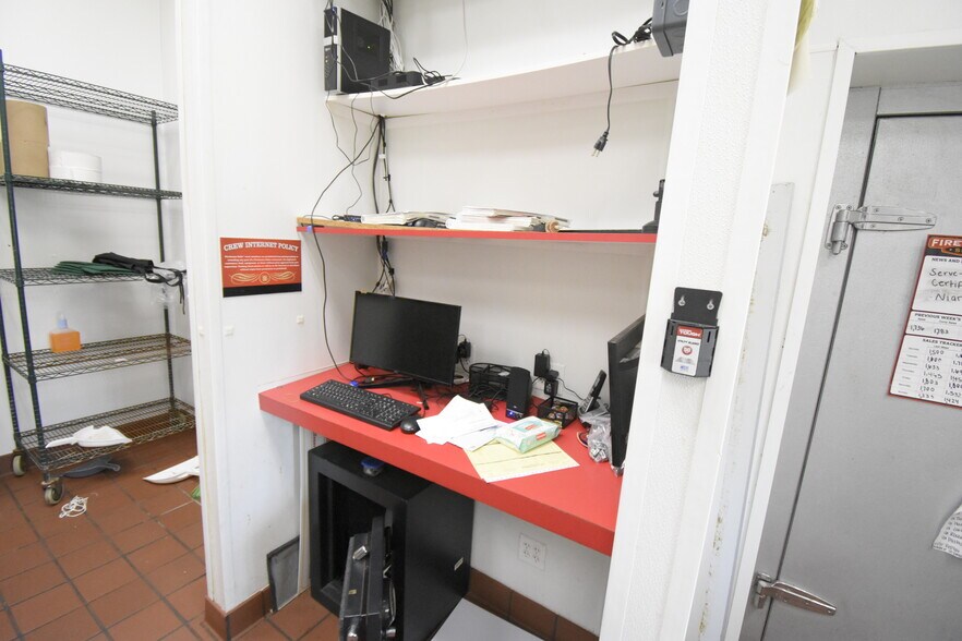 More Photos Of 253 N Bypass 35, Alvin Storefront For Lease