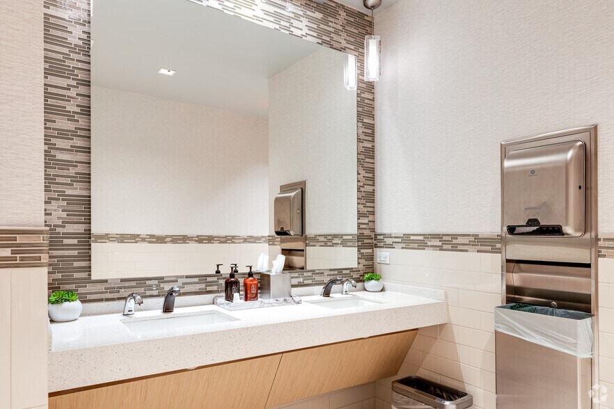 More Photos Of 60 S 6th St, Minneapolis Office For Lease