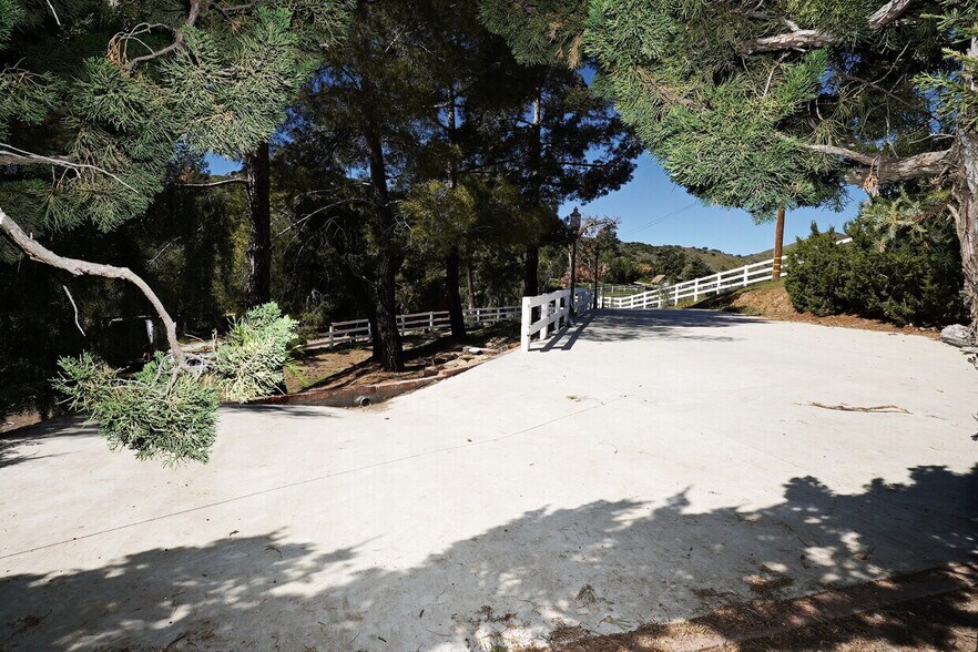 More Photos Of 33716 Hubbard Rd, Acton Flex For Lease