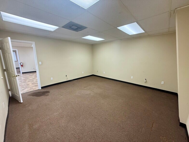 More Photos Of 204 Schilling St, Baytown Warehouse For Sale