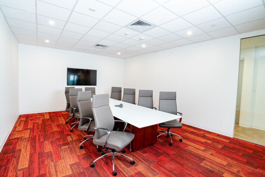 More Photos Of 600 W 6th St, Fort Worth Coworking Space