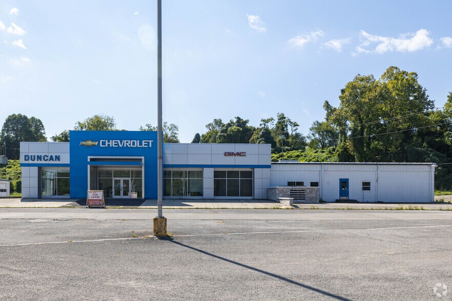 More Photos Of 261 S Roane St, Harriman Auto Dealership For Lease
