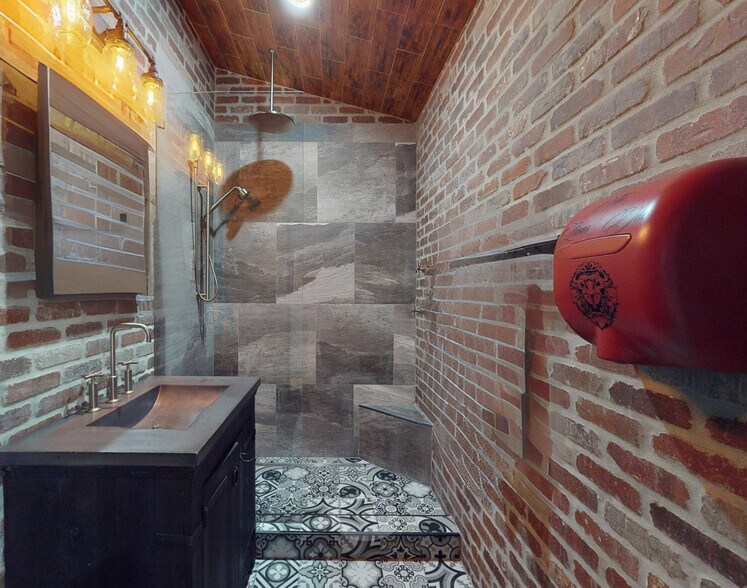 More Photos Of 3508 S Manhattan Ave, Tampa Health Club For Sale