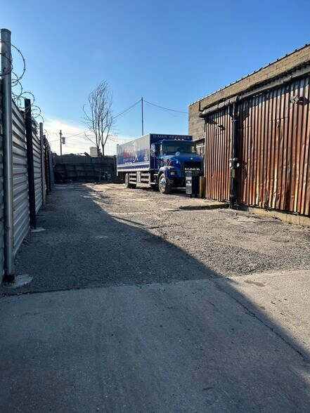 More Photos Of 90 Anthony St, Brooklyn Land For Lease