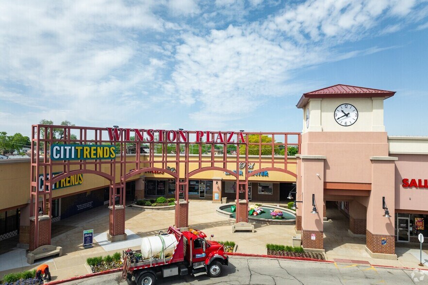 Primary Photo Of 950 Winston Plz, Melrose Park Supermarket For Lease
