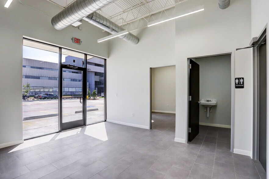 More Photos Of 9000 Parkwest Dr, Houston Light Distribution For Lease