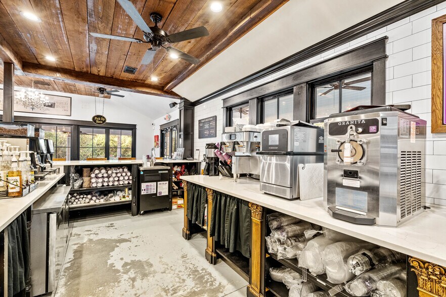 More Photos Of 8026 E Main St, Ridgeland General Retail For Sale