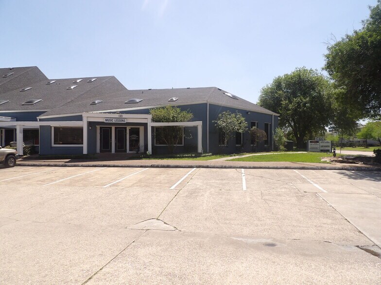 More Photos Of 17300 Saturn Ln, Houston Medical For Lease