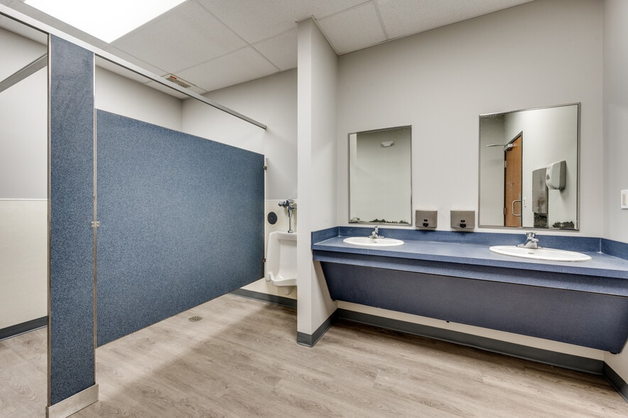 More Photos Of 10105 W Technology Blvd, Dallas Industrial For Sale