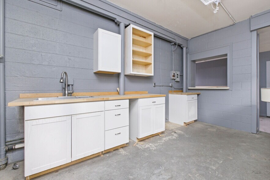 More Photos Of 207 Eiler Ave, Louisville Warehouse For Sale