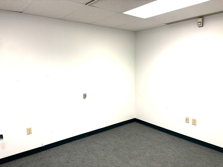 More Photos Of 225 N High St, Muncie Office For Sale