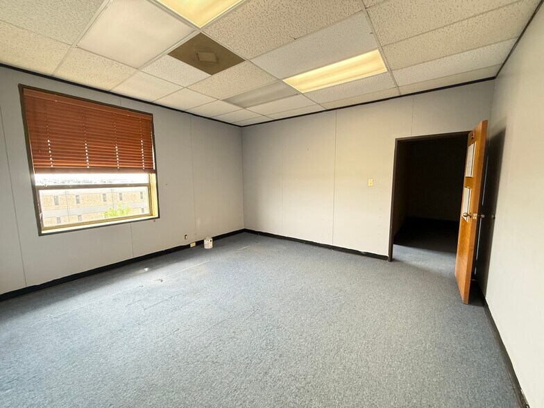 More Photos Of 1606 Headway Cir, Austin Light Manufacturing For Lease