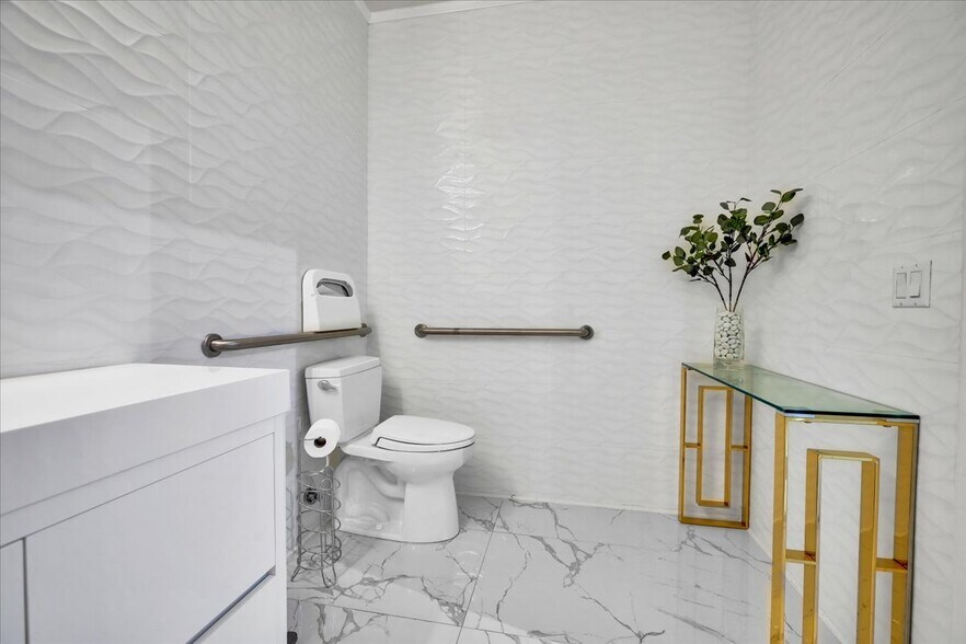 More Photos Of 300 E 4th St, Long Beach Apartments For Sale