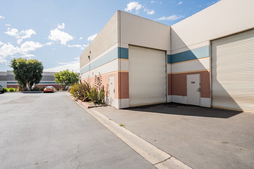 More Photos Of 1937 Goodyear Ave, Ventura Warehouse For Lease