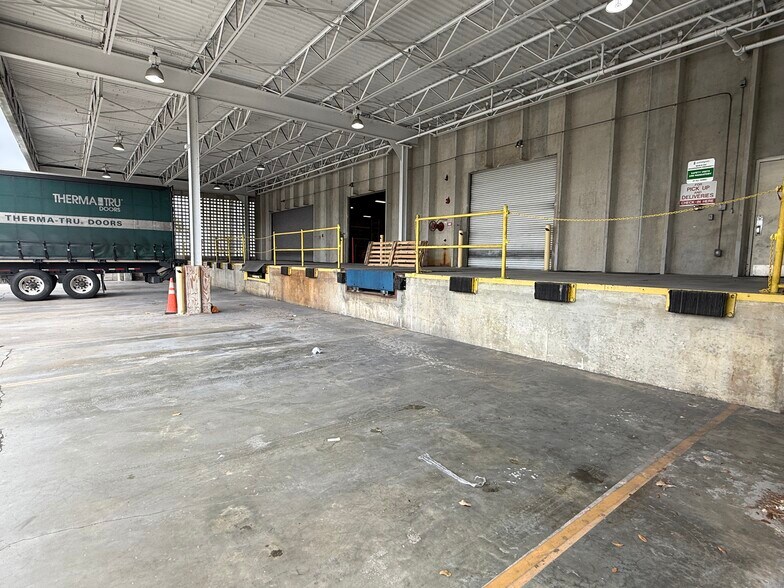 More Photos Of 3580-3588 Work Dr, Fort Myers Manufacturing For Lease