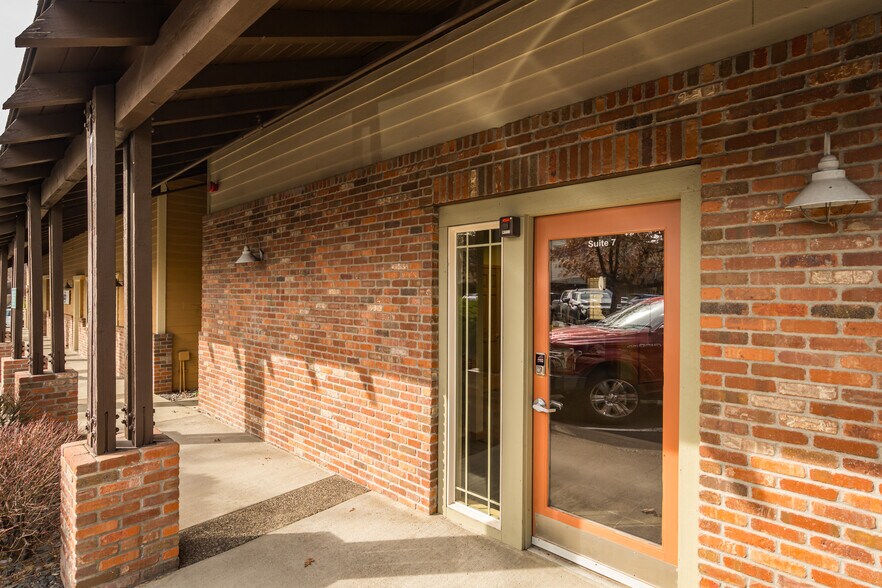 More Photos Of 376 SW Bluff Dr, Bend Office For Lease