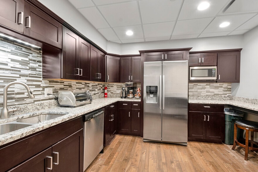 More Photos Of 9735 Industrial Dr, Bridgeview Light Distribution For Sale