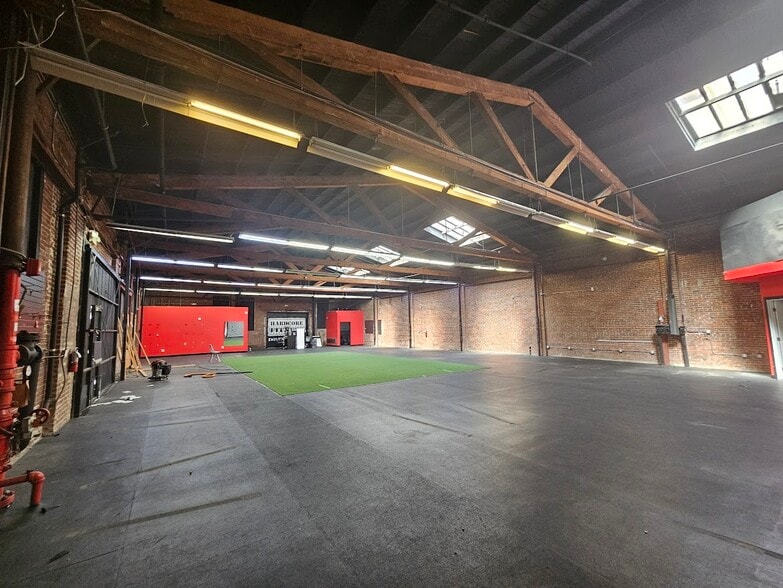More Photos Of 400 W Pico Blvd, Los Angeles Health Club For Lease