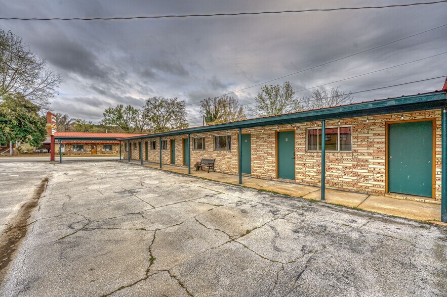 More Photos Of 208 Court St, Jasper Hotel For Sale