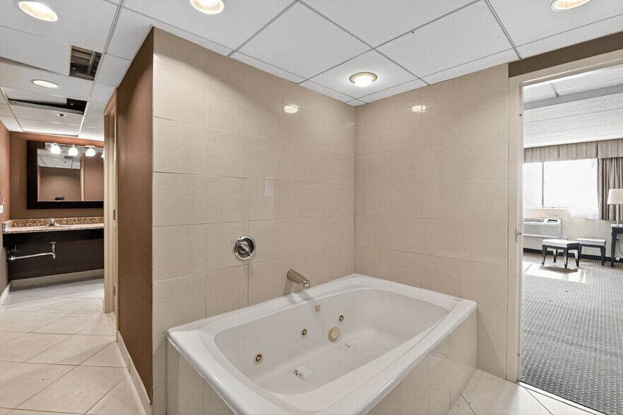 More Photos Of 1550 E Dundee Rd, Palatine Hotel For Sale