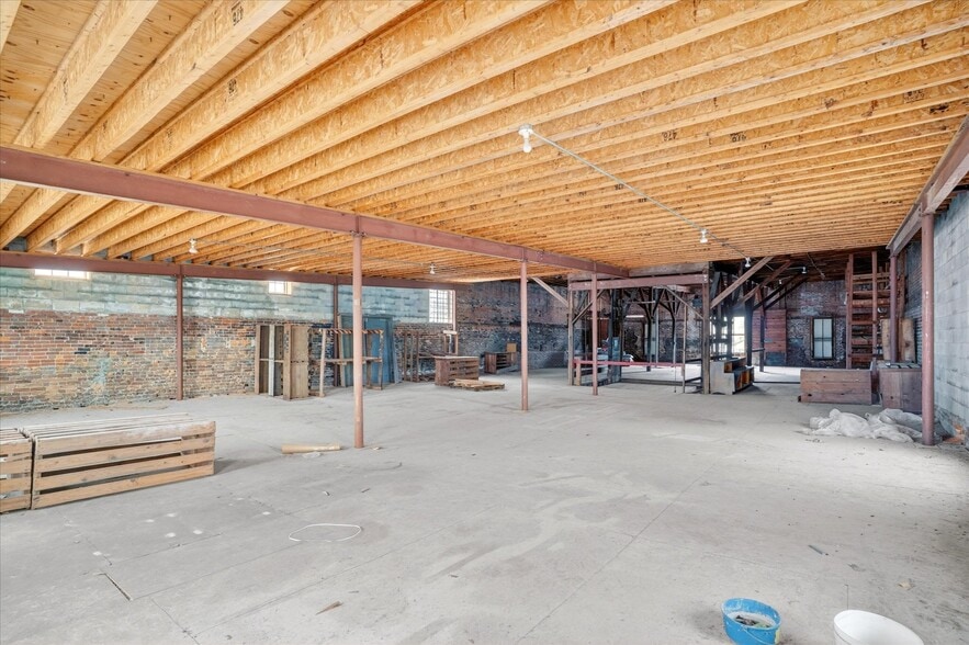 More Photos Of 33 W Olive St, Aurora General Retail For Sale