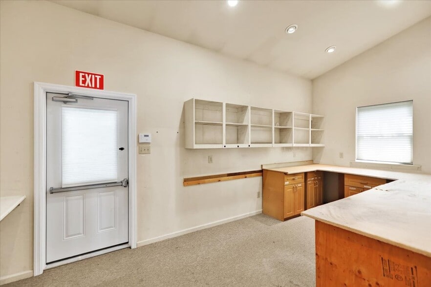 More Photos Of 5 Old Wernersville Rd, Sinking Spring Freestanding For Lease