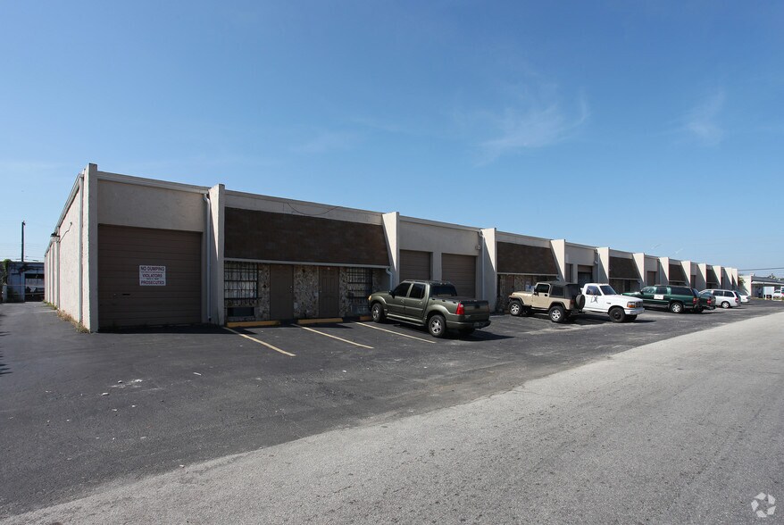 More Photos Of 216 NE 33rd St, Oakland Park Warehouse For Lease