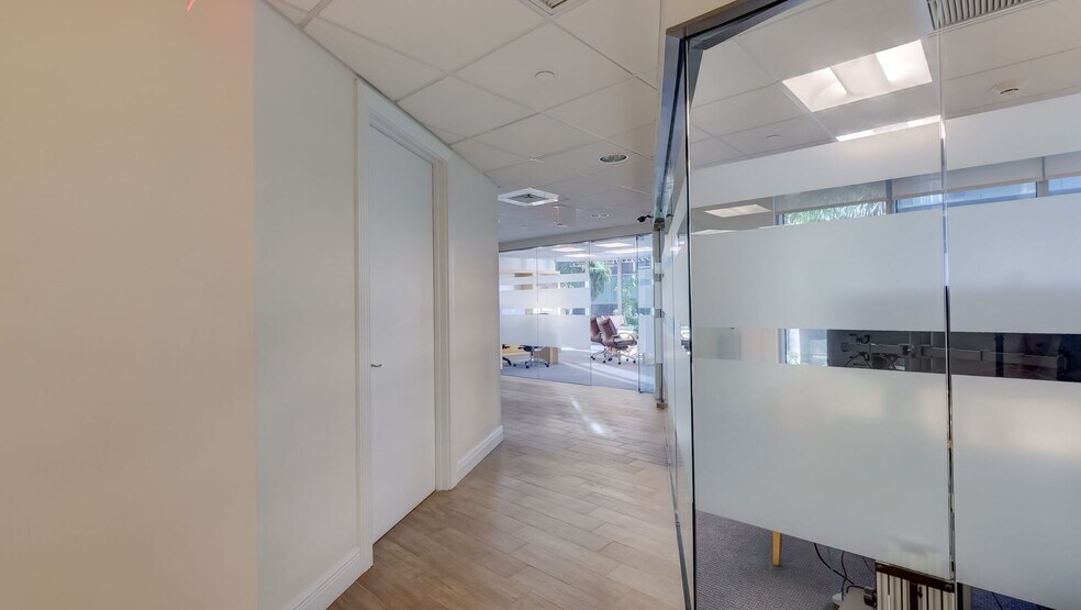 More Photos Of 270 Biscayne Boulevard Way, Miami Hotel For Lease