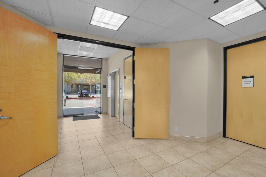 More Photos Of 3665 Ruffin Rd, San Diego Unknown For Lease