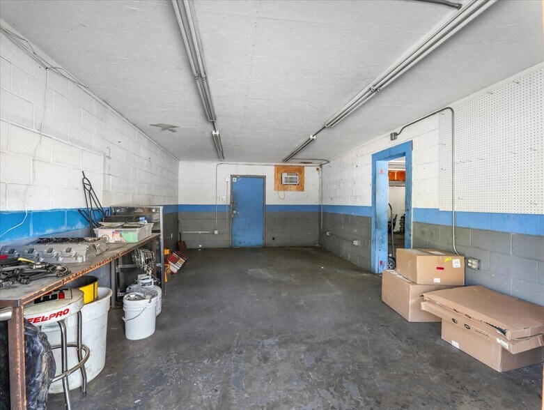 More Photos Of 2701 Pocola blvd, Pocola Industrial For Sale