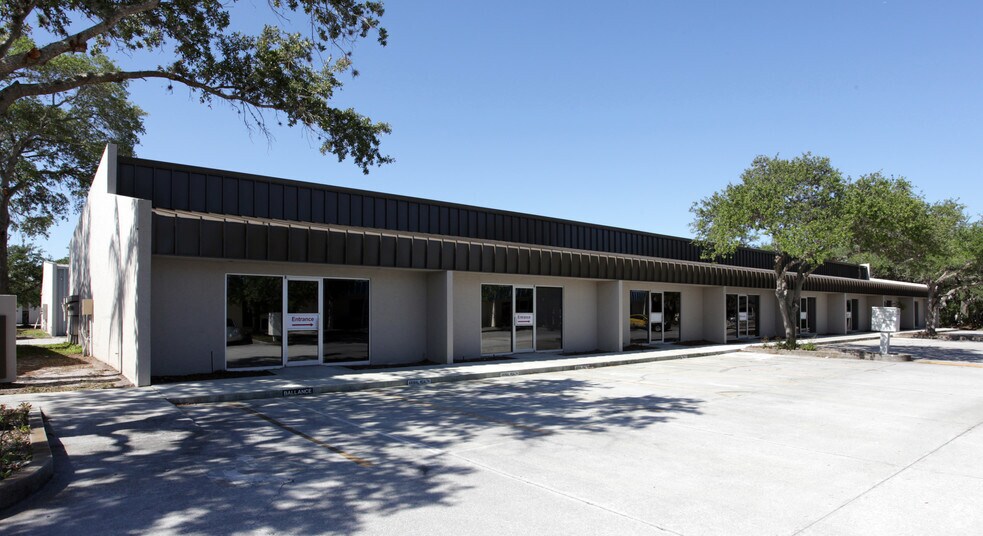 Primary Photo Of 4152 Independence Ct, Sarasota Showroom For Lease
