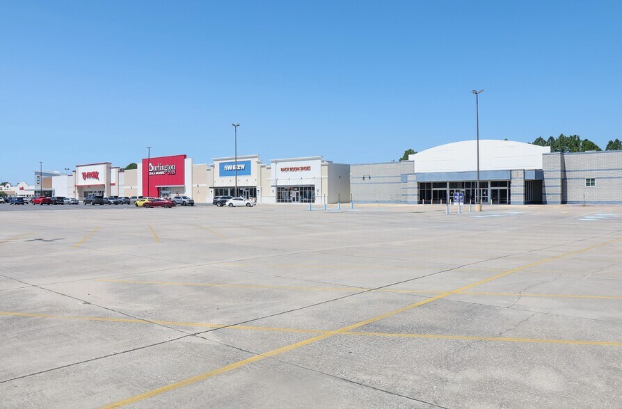 More Photos Of 3943 Highway 90, Pascagoula General Retail For Sale