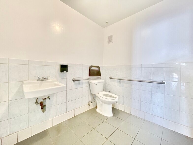 More Photos Of 1001 S Maple Ave, Los Angeles Storefront For Lease