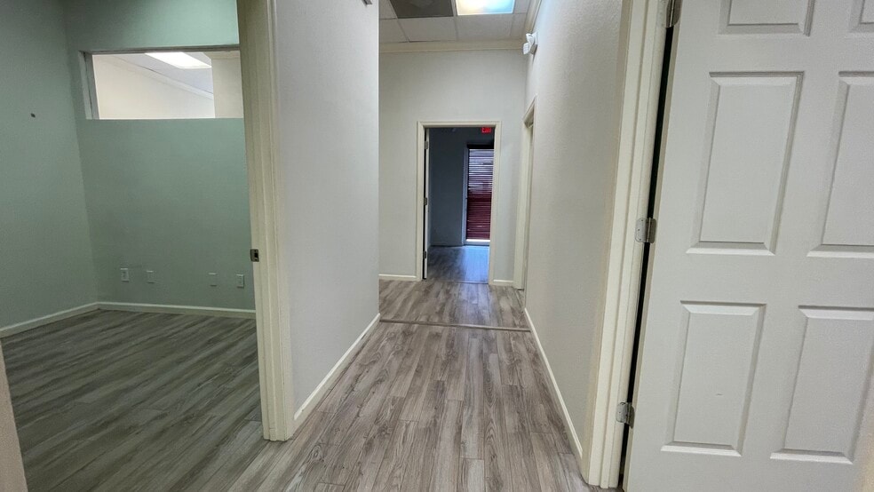 More Photos Of 3459 Pine Ridge Rd, Naples Office For Lease