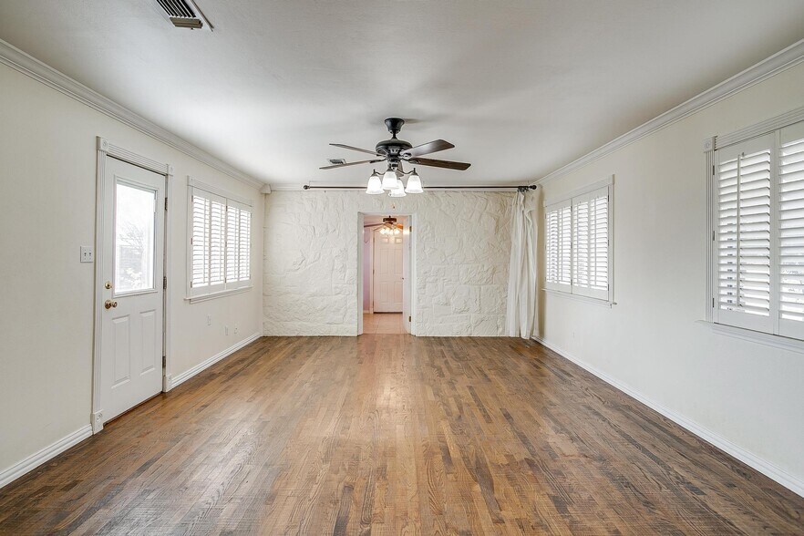 More Photos Of 113 N Tarrant St, Crowley Office For Sale
