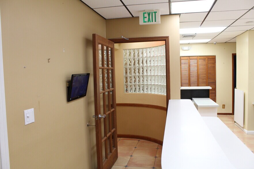 More Photos Of 7800 W Oakland Park Blvd, Sunrise Medical For Sale