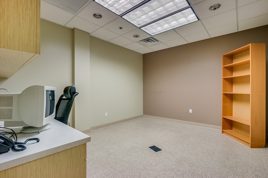 More Photos Of 9865 S Priest Dr, Tempe Unknown For Lease