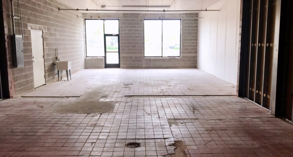 More Photos Of 1216-1218 N Lake St, Aurora Storefront Retail Office For Lease