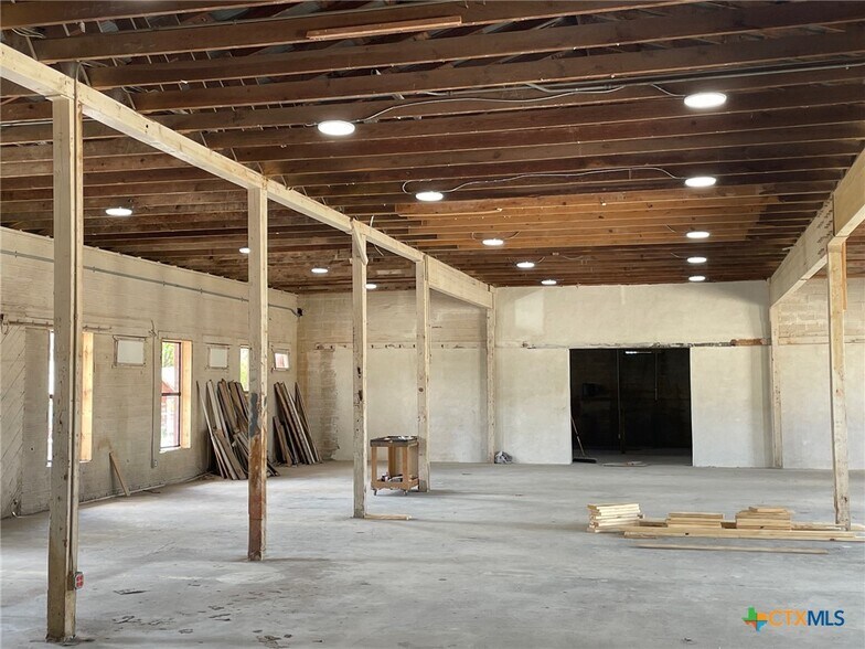 More Photos Of 1308 N Bowie St, Seguin Warehouse For Sale