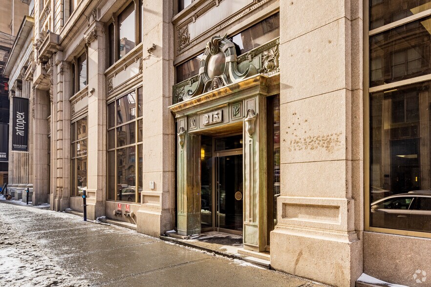 More Photos Of 215 Rue Saint-Jacques, Montréal Office For Lease